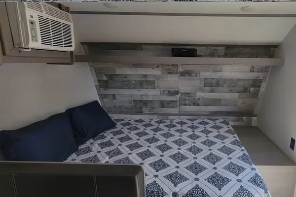 Pet Friendly Easy to Pull Coleman Lantern 17b Travel Trailer