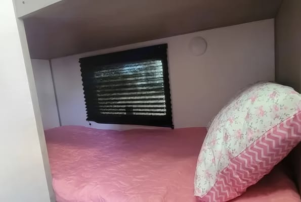 Pet Friendly Easy to Pull Coleman Lantern 17b Travel Trailer
