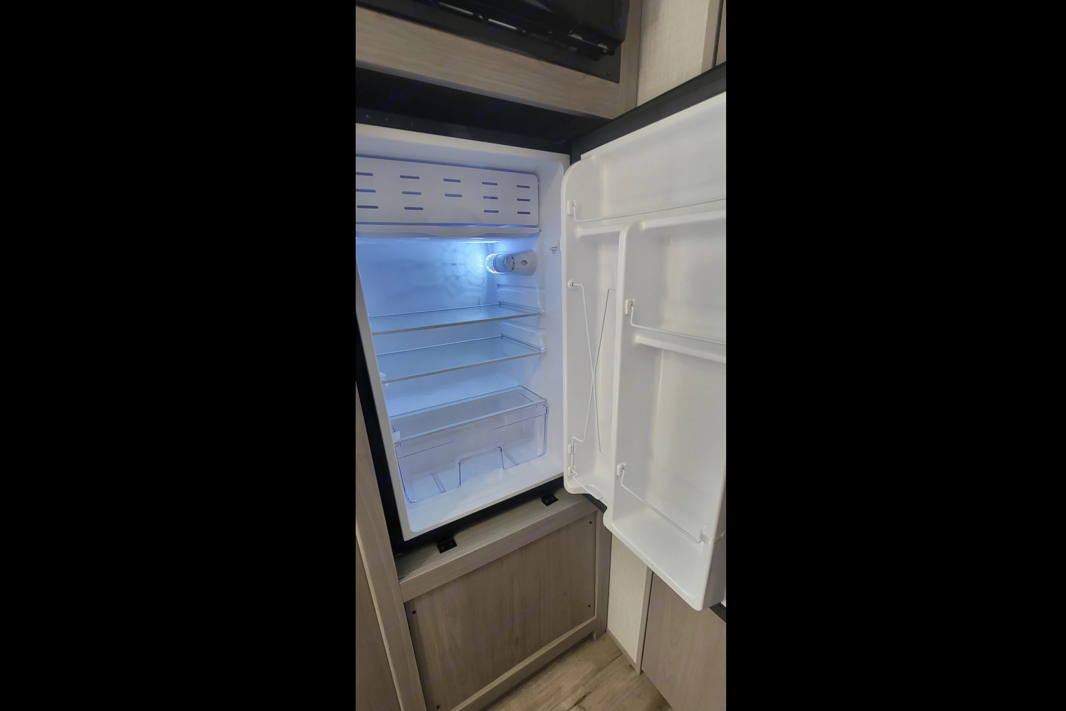 Pet Friendly Easy to Pull Coleman Lantern 17b Travel Trailer