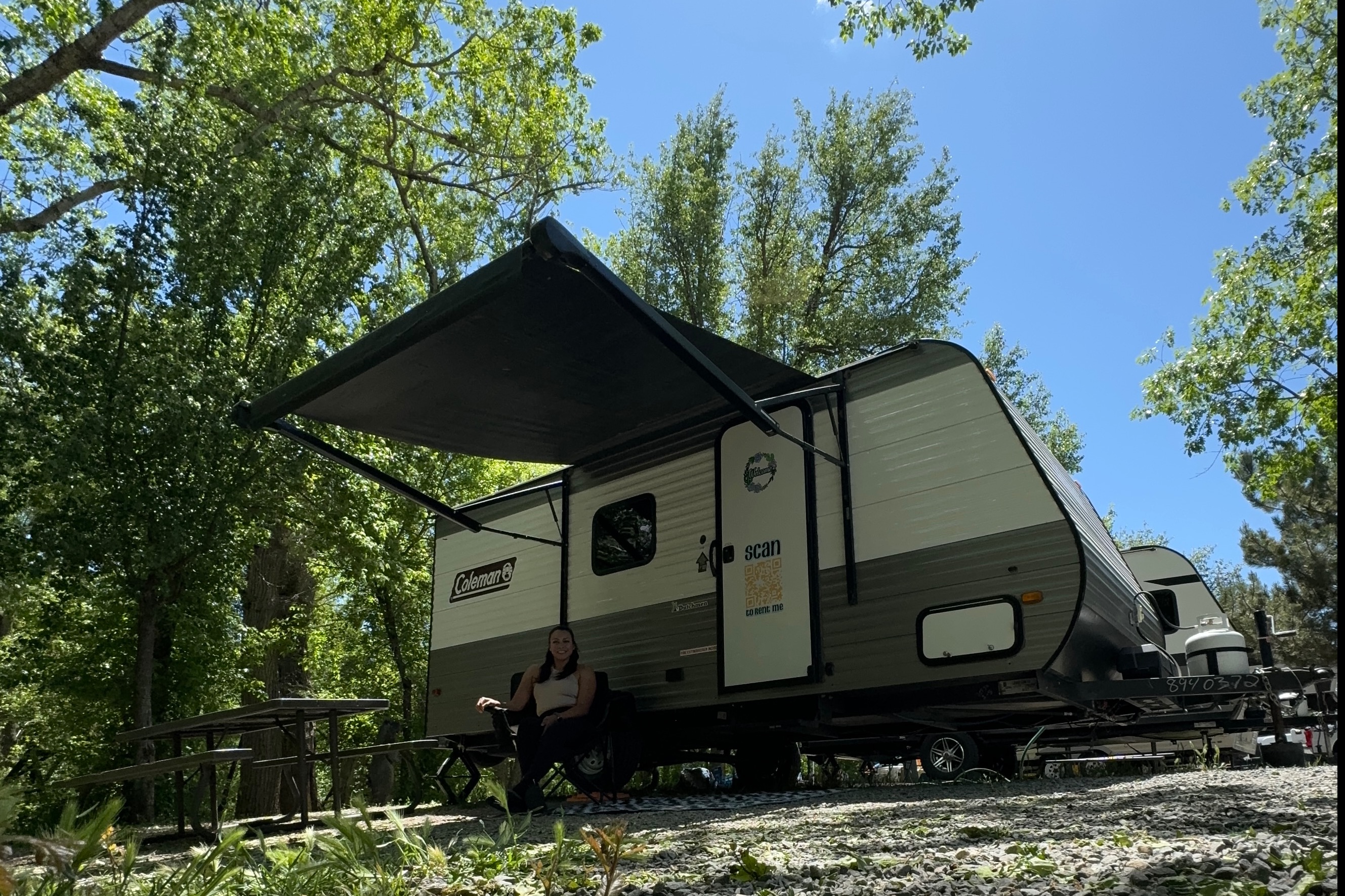 Pet Friendly Easy to Pull Coleman Lantern 17b Travel Trailer