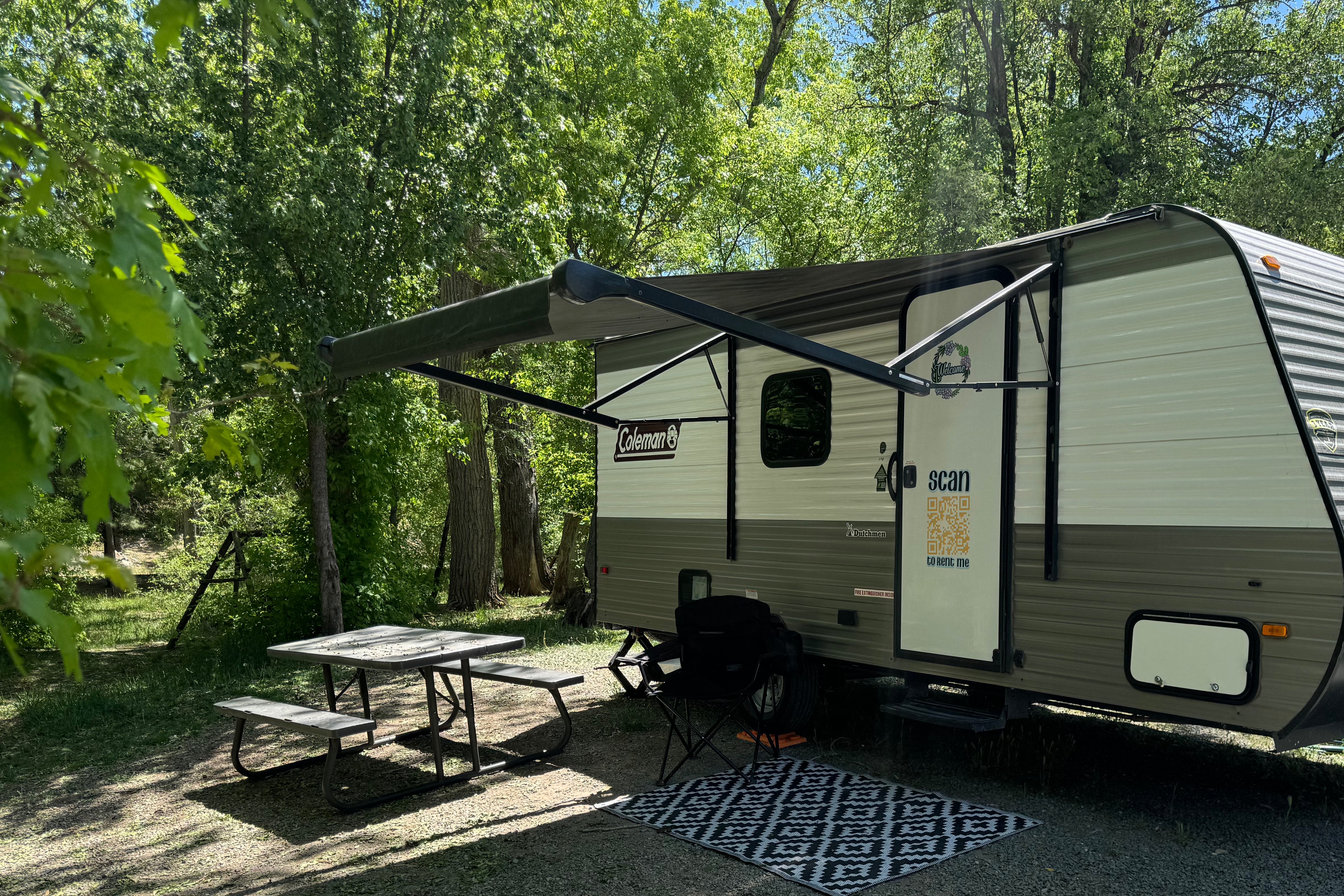 Pet Friendly Easy to Pull Coleman Lantern 17b Travel Trailer