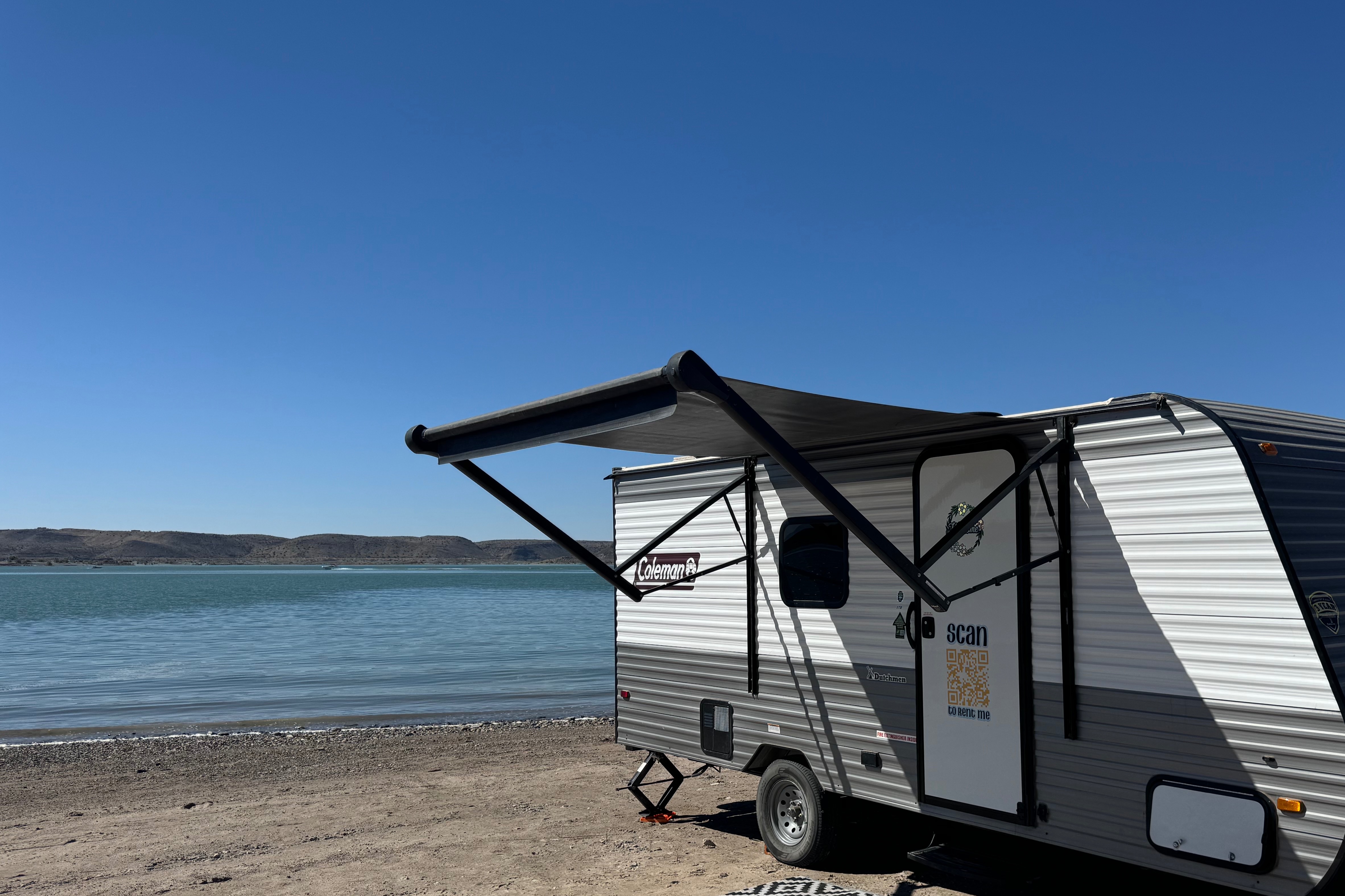 Pet Friendly Easy to Pull Coleman Lantern 17b Travel Trailer