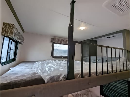 Spacious, Stylish, Family-Friendly: Camping Comfort 5th Wheel