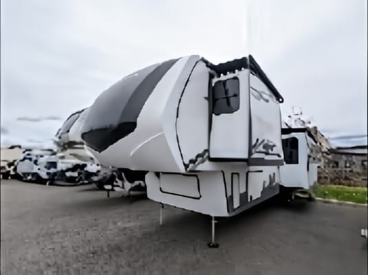 Spacious, Stylish, Family-Friendly: Camping Comfort 5th Wheel