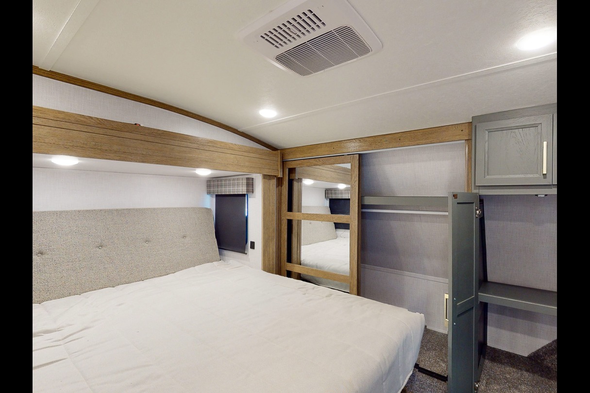 Spacious, Stylish, Family-Friendly: Camping Comfort 5th Wheel