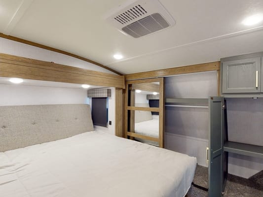 Spacious, Stylish, Family-Friendly: Camping Comfort 5th Wheel