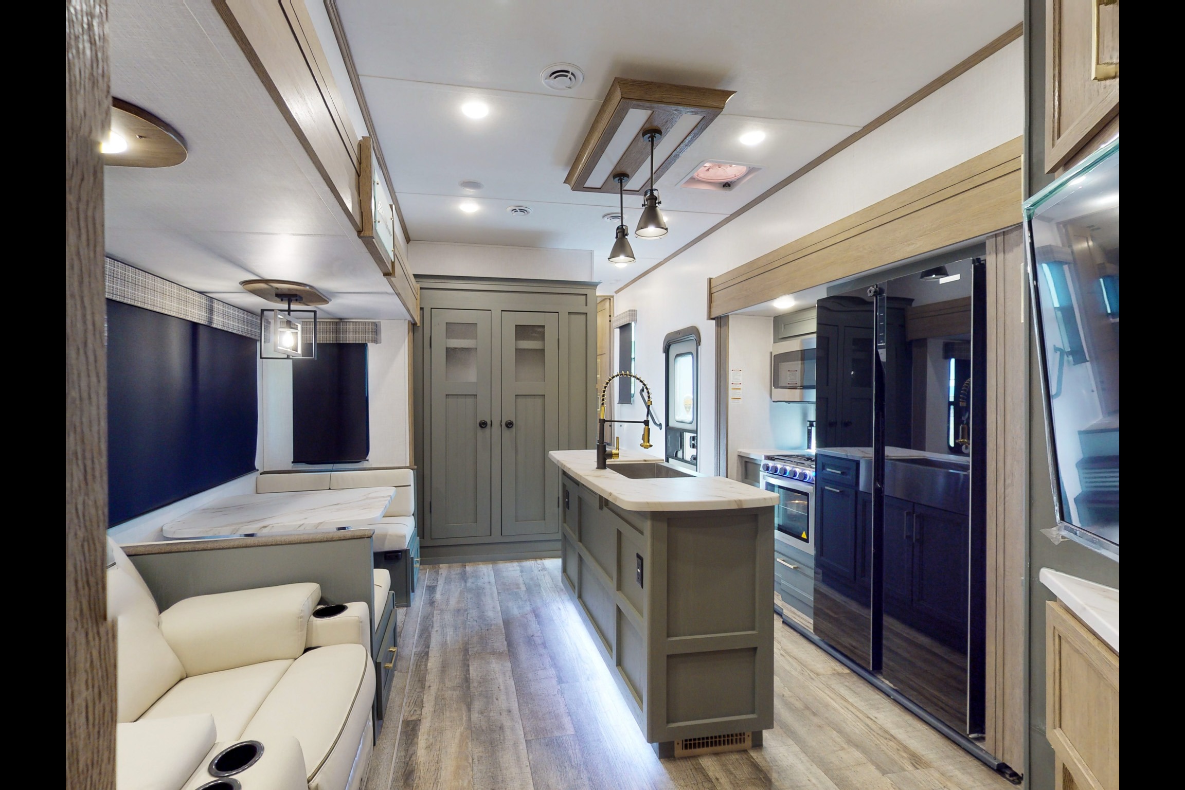 Spacious, Stylish, Family-Friendly: Camping Comfort 5th Wheel