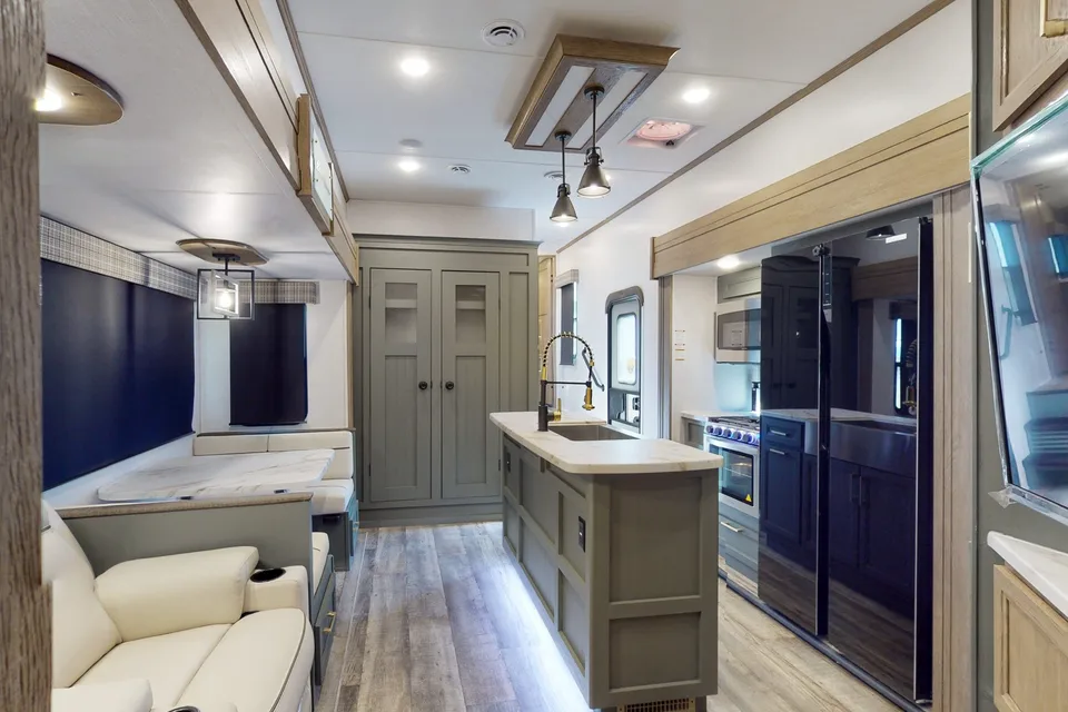 Spacious, Stylish, Family-Friendly: Camping Comfort 5th Wheel
