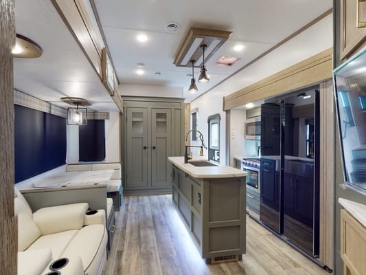 Spacious, Stylish, Family-Friendly: Camping Comfort 5th Wheel