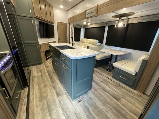 Spacious, Stylish, Family-Friendly: Camping Comfort 5th Wheel