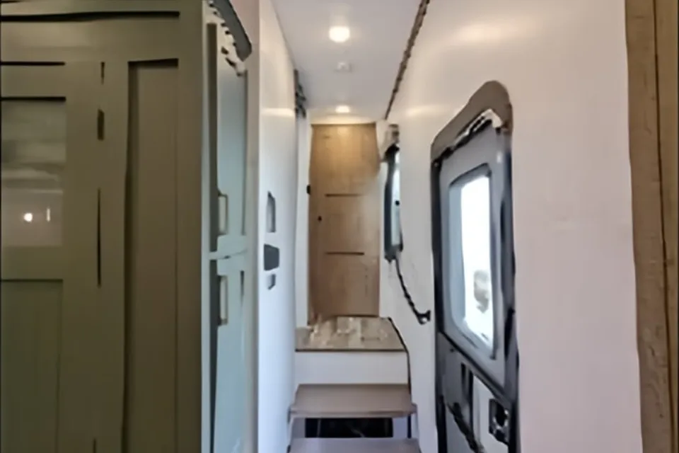 Spacious, Stylish, Family-Friendly: Camping Comfort 5th Wheel