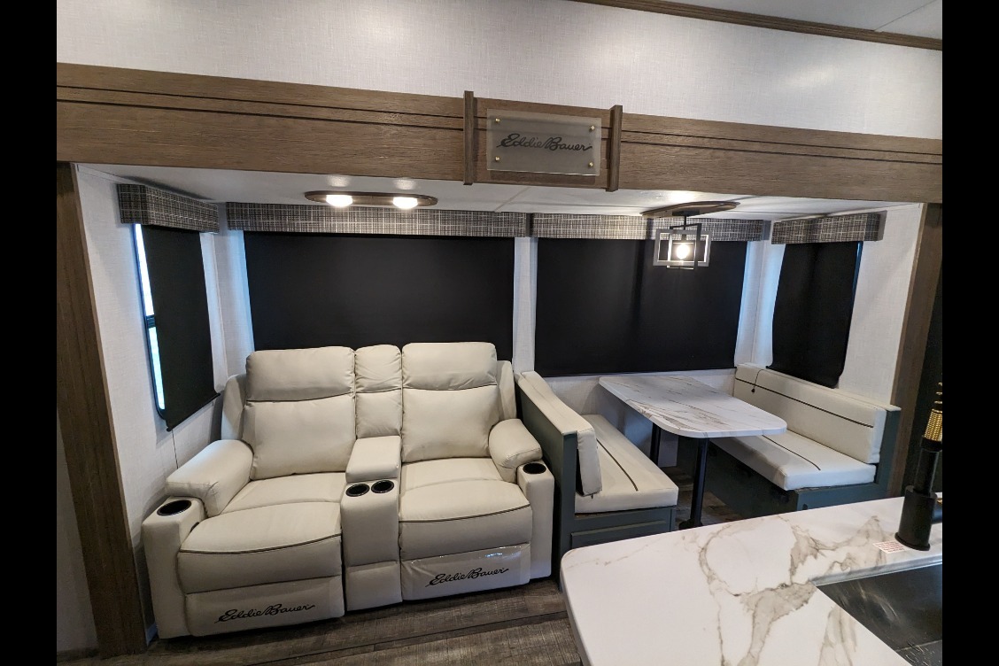 Spacious, Stylish, Family-Friendly: Camping Comfort 5th Wheel