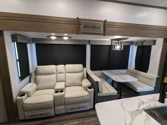Spacious, Stylish, Family-Friendly: Camping Comfort 5th Wheel