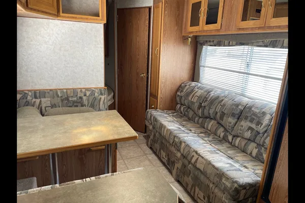 Fifth Wheel with rear bunks sleeps 8!
