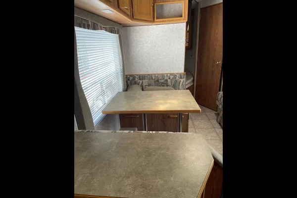 Fifth Wheel with rear bunks sleeps 8!