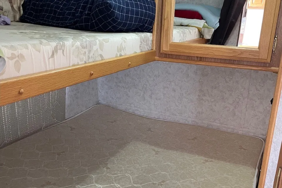 Fifth Wheel with rear bunks sleeps 8!