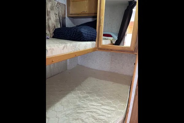 Fifth Wheel with rear bunks sleeps 8!
