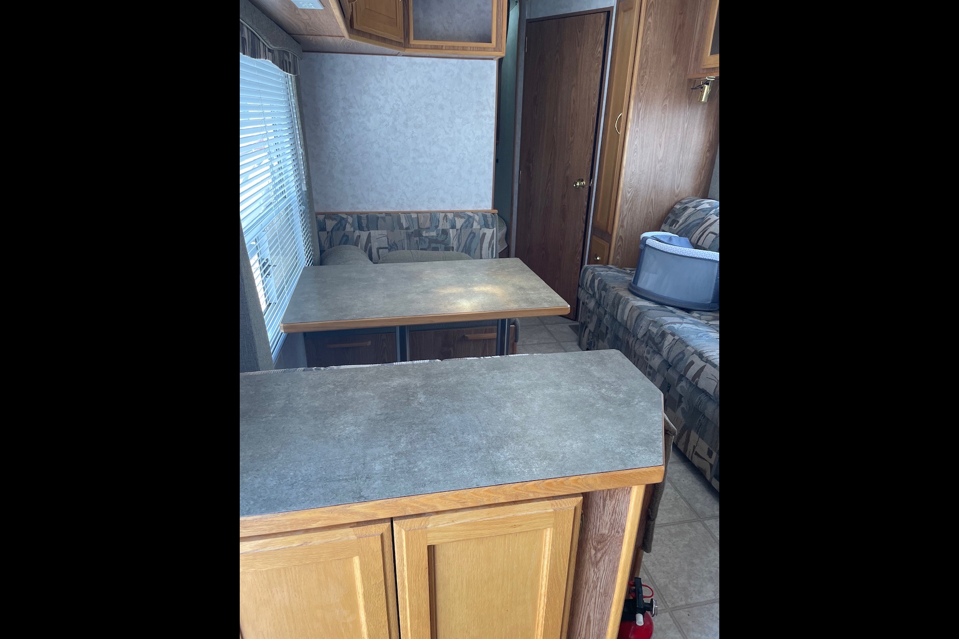 Fifth Wheel with rear bunks sleeps 8!