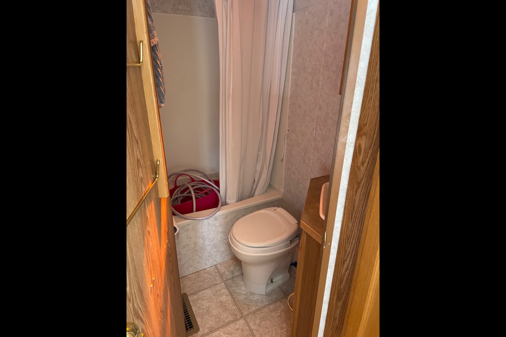 Fifth Wheel with rear bunks sleeps 8!