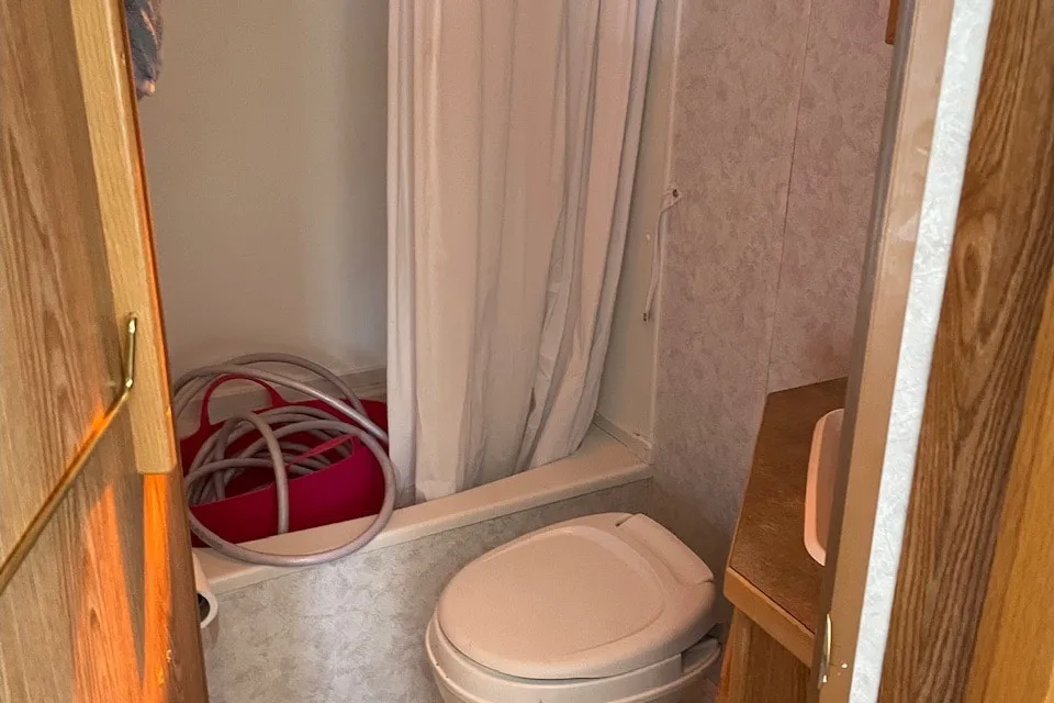 Fifth Wheel with rear bunks sleeps 8!