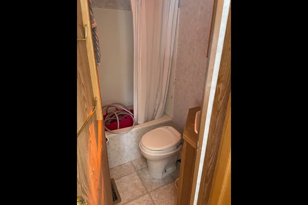 Fifth Wheel with rear bunks sleeps 8!