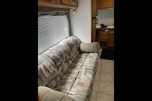 Fifth Wheel with rear bunks sleeps 8!
