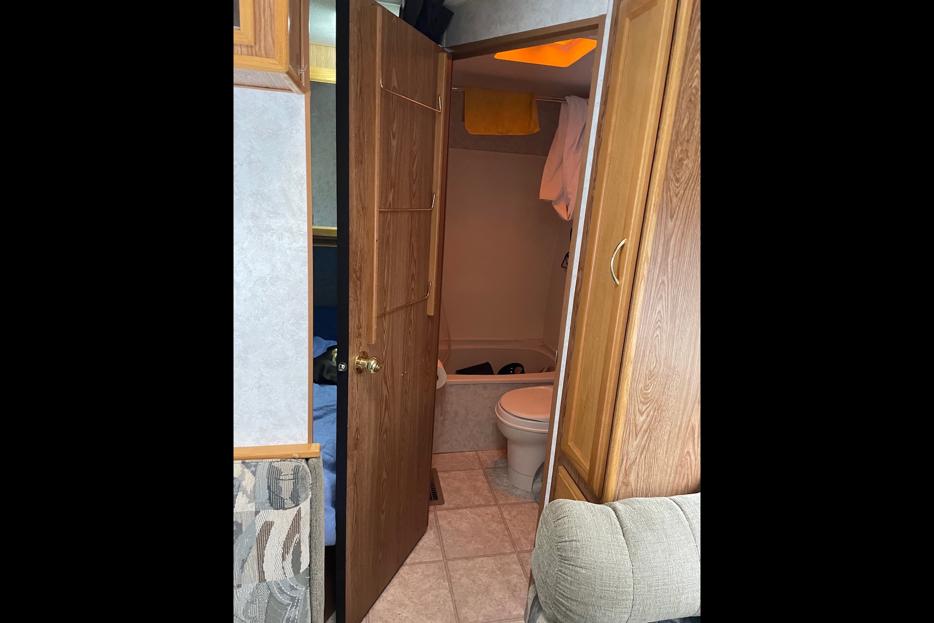 Fifth Wheel with rear bunks sleeps 8!