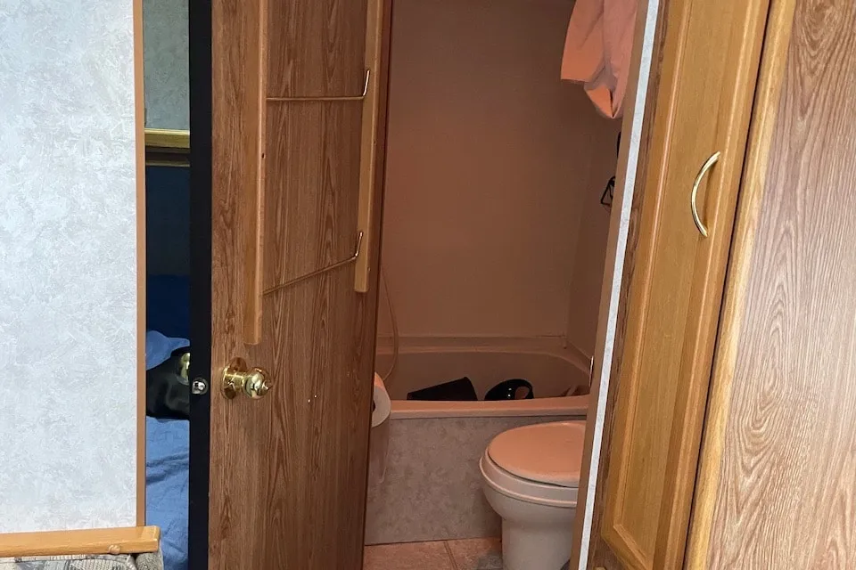 Fifth Wheel with rear bunks sleeps 8!