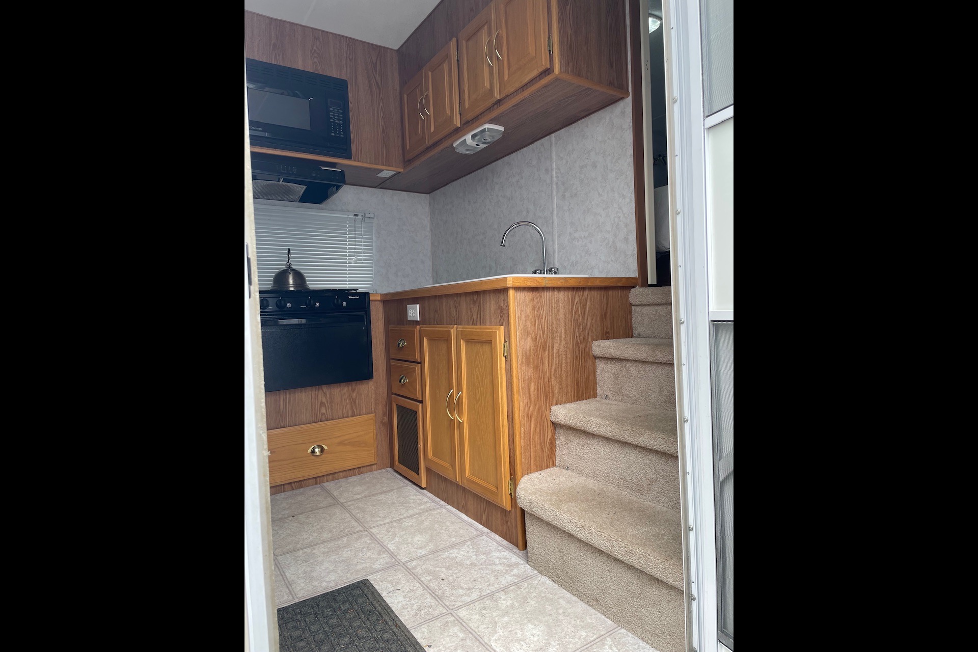 Fifth Wheel with rear bunks sleeps 8!