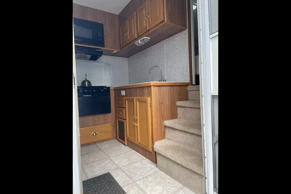 Fifth Wheel with rear bunks sleeps 8!