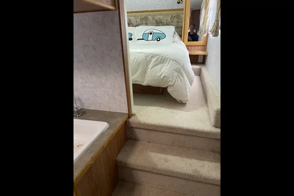 Fifth Wheel with rear bunks sleeps 8!