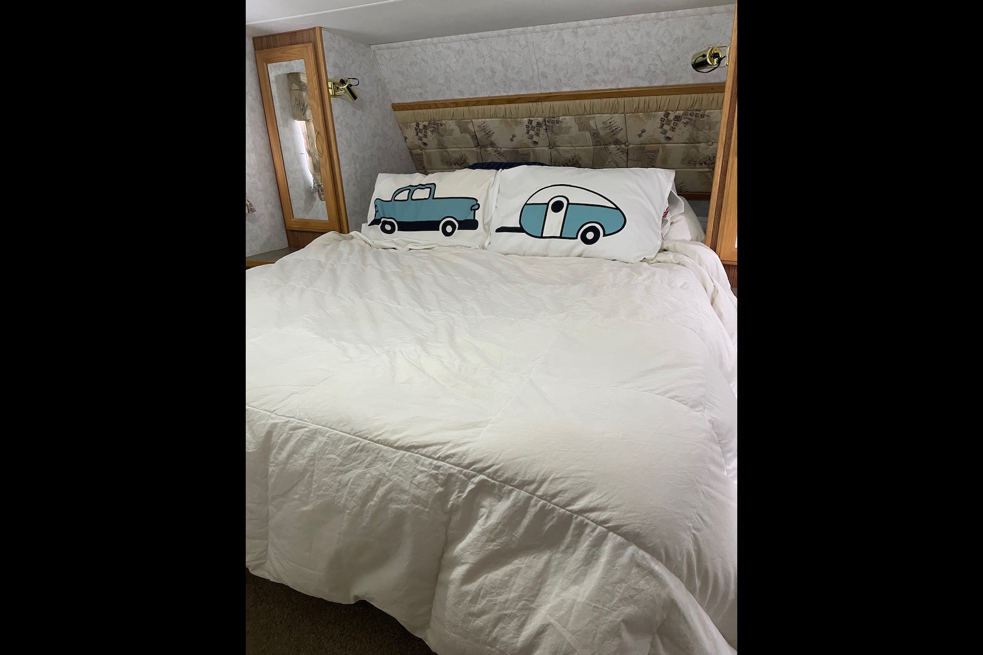 Fifth Wheel with rear bunks sleeps 8!