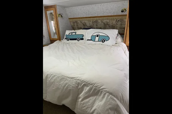 Fifth Wheel with rear bunks sleeps 8!