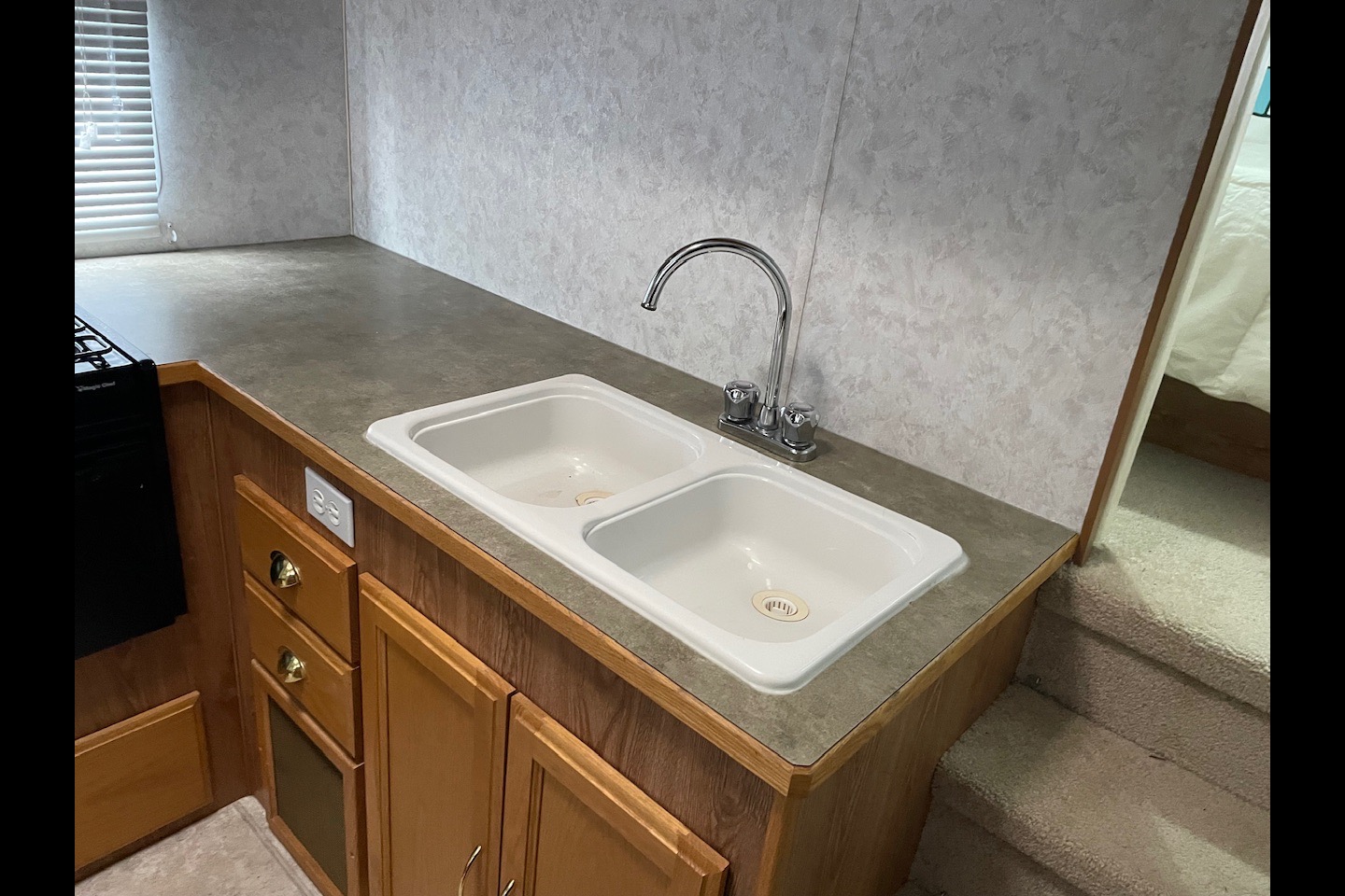 Fifth Wheel with rear bunks sleeps 8!