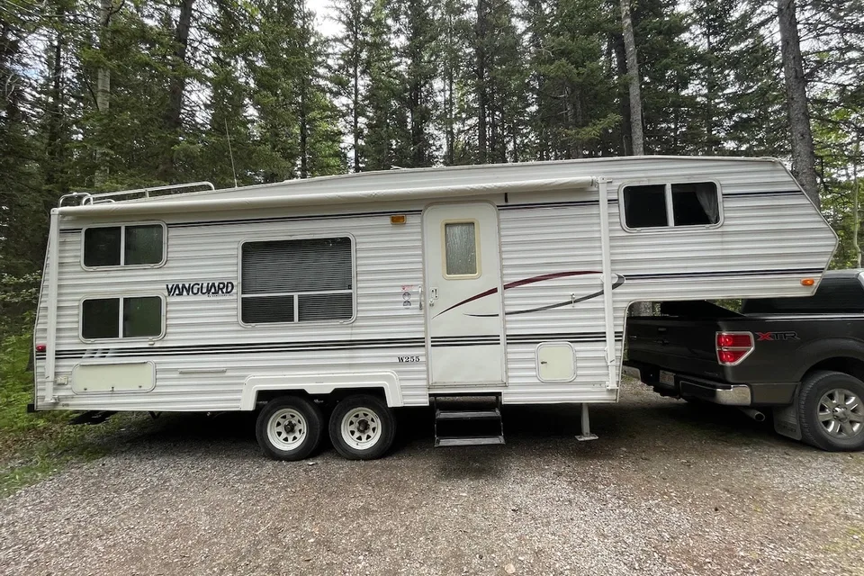 Fifth Wheel with rear bunks sleeps 8!
