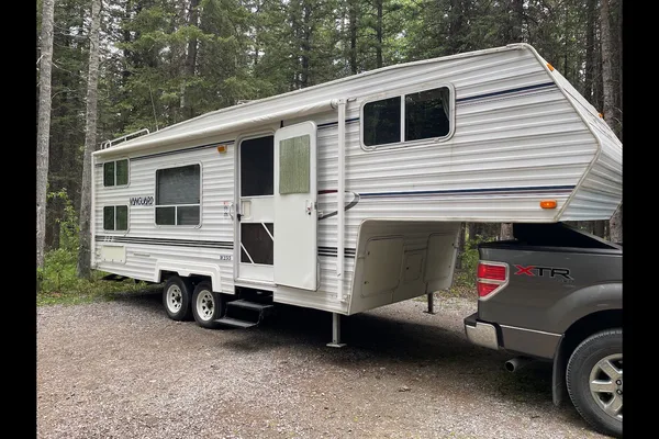Fifth Wheel with rear bunks sleeps 8!