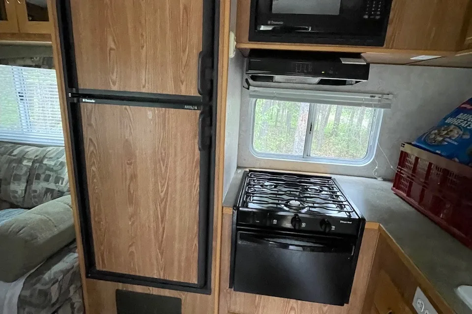 Fifth Wheel with rear bunks sleeps 8!