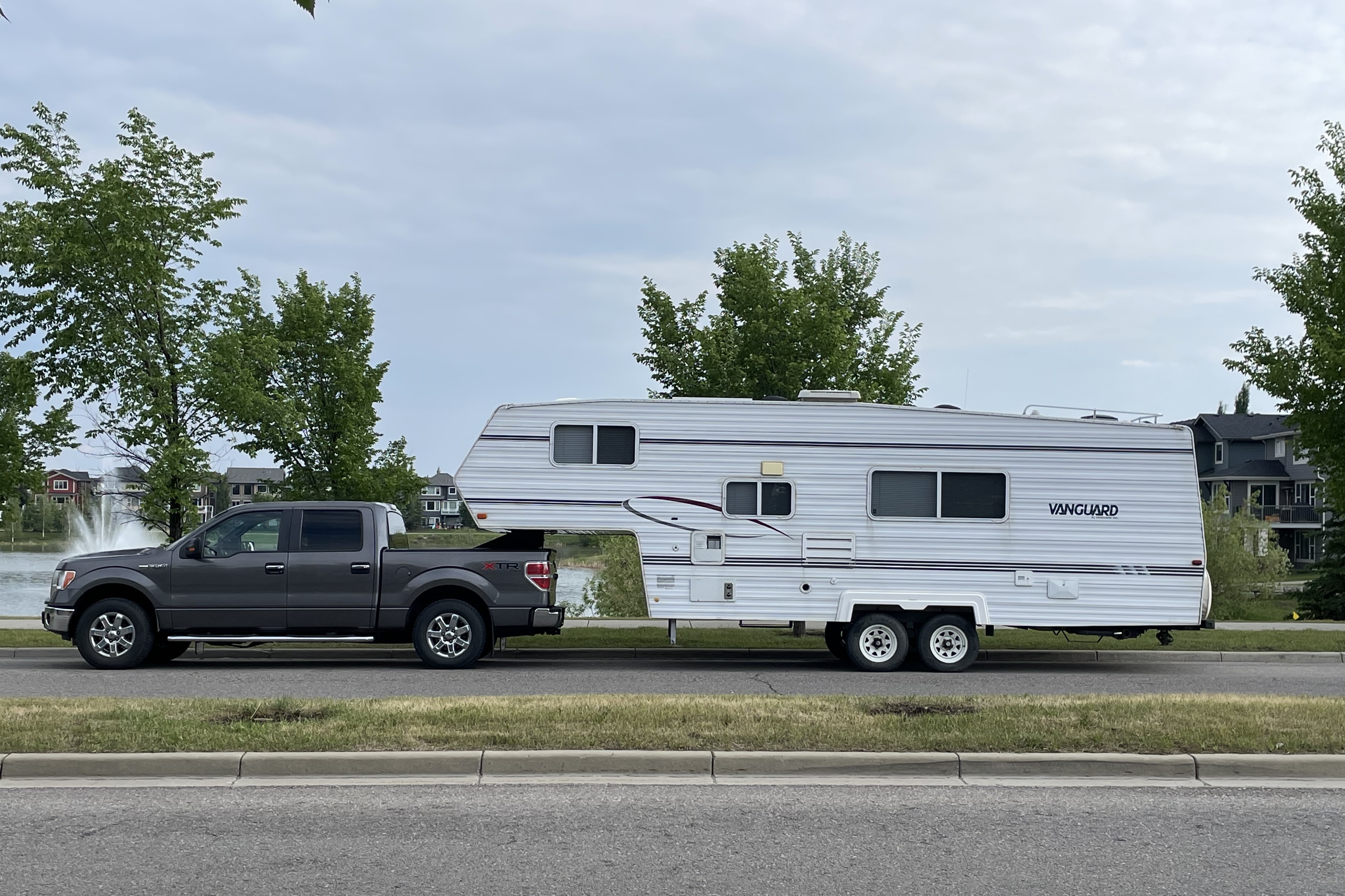 Fifth Wheel with rear bunks sleeps 8!
