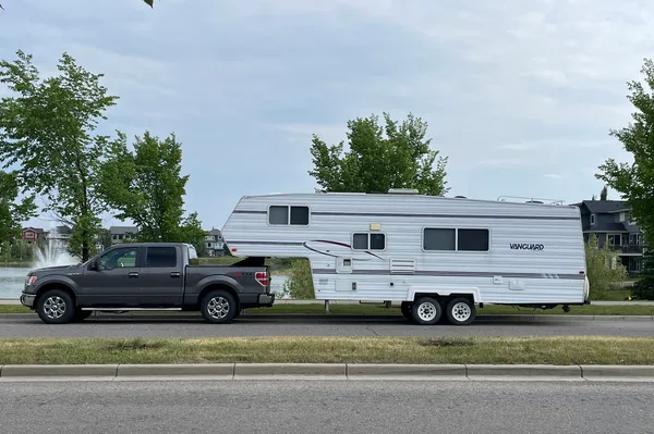 Fifth Wheel with rear bunks sleeps 8!