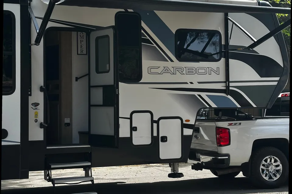 Liliana's Keystone Carbon Fifth Wheel