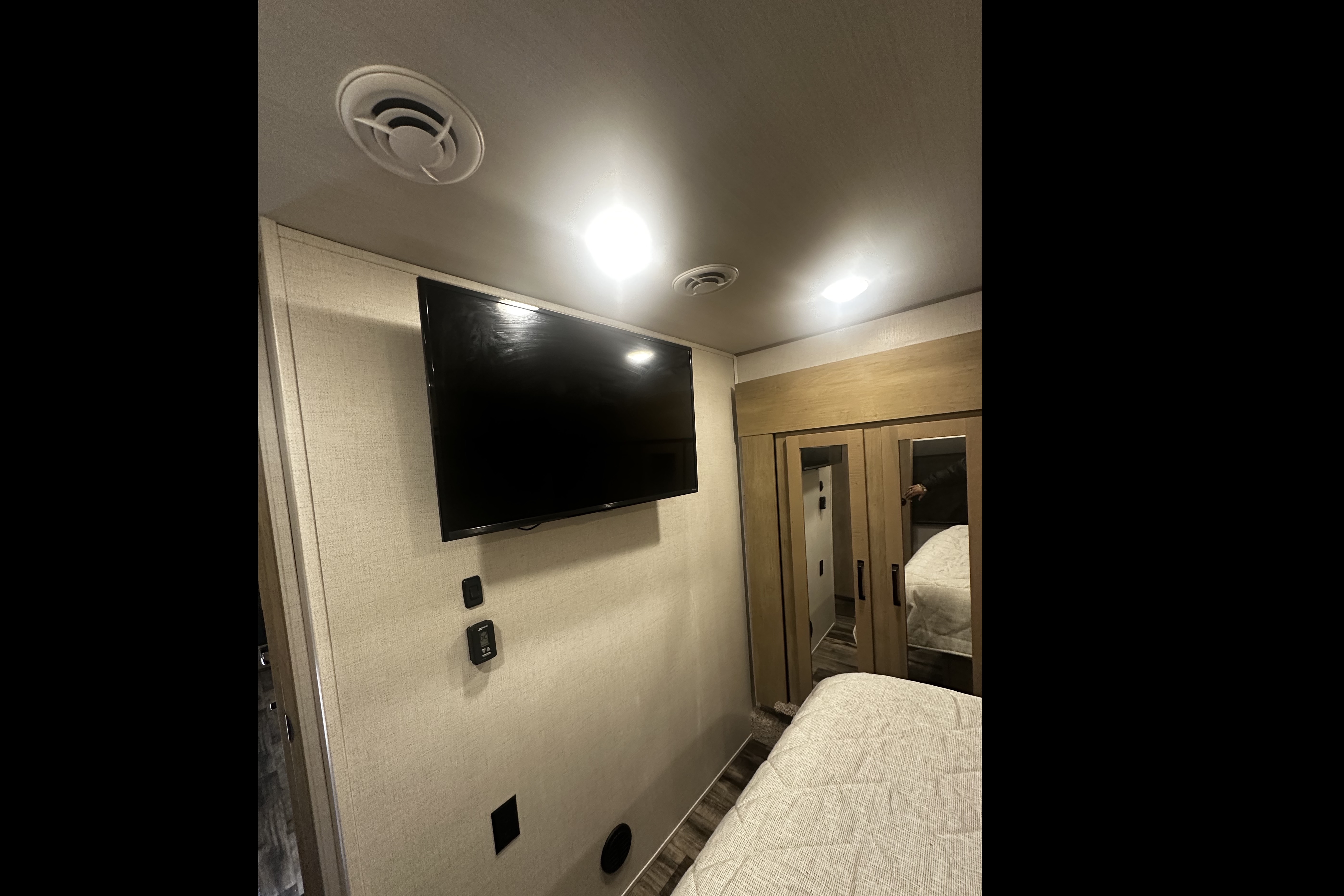 Liliana's Keystone Carbon Fifth Wheel