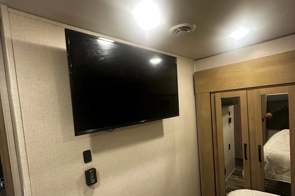 Liliana's Keystone Carbon Fifth Wheel