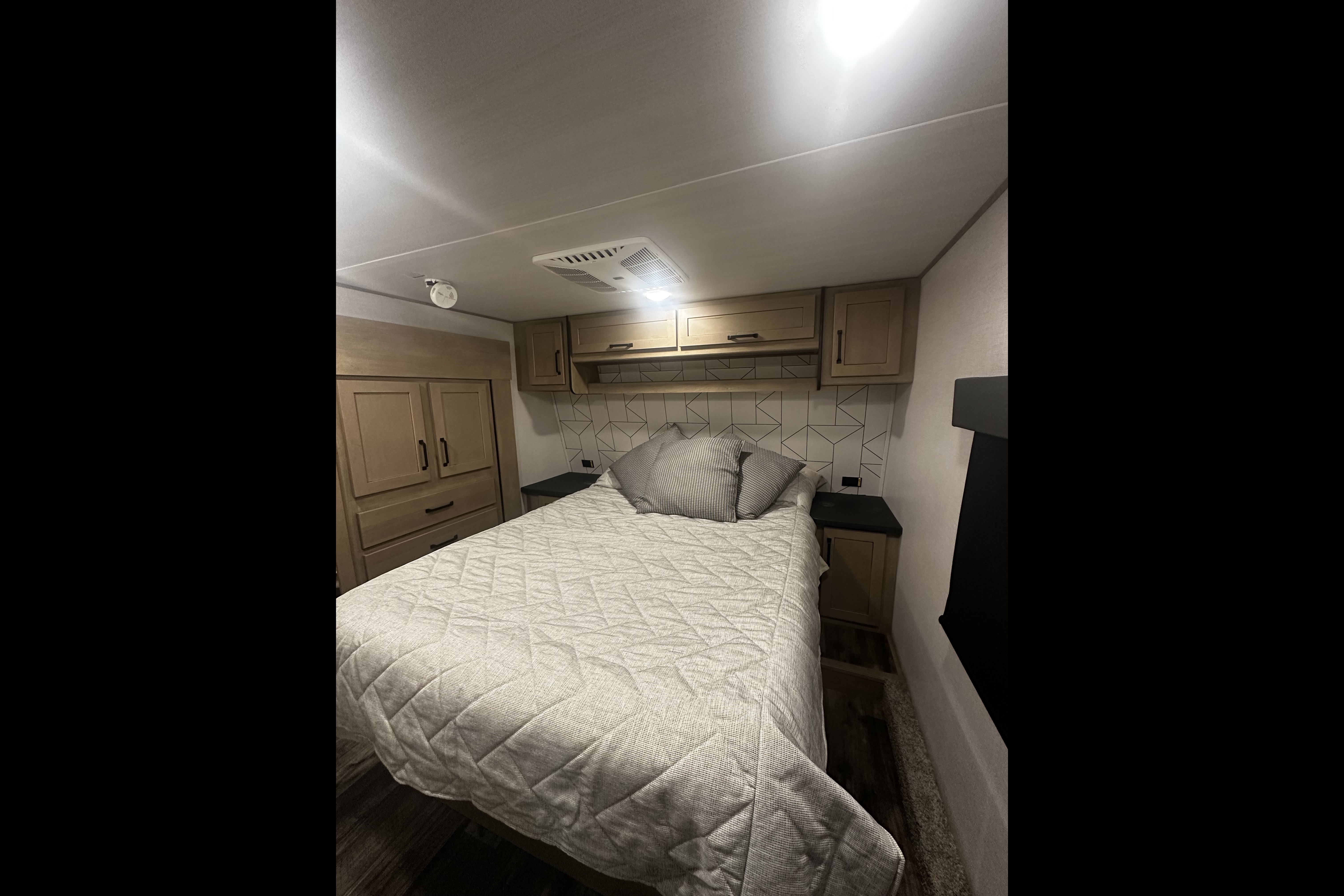 Liliana's Keystone Carbon Fifth Wheel