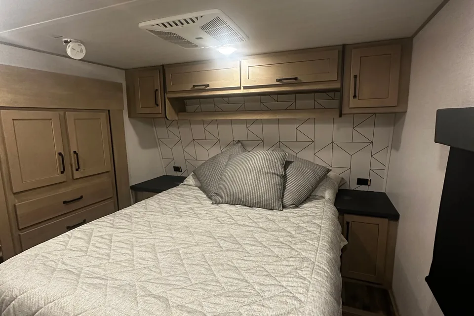 Liliana's Keystone Carbon Fifth Wheel