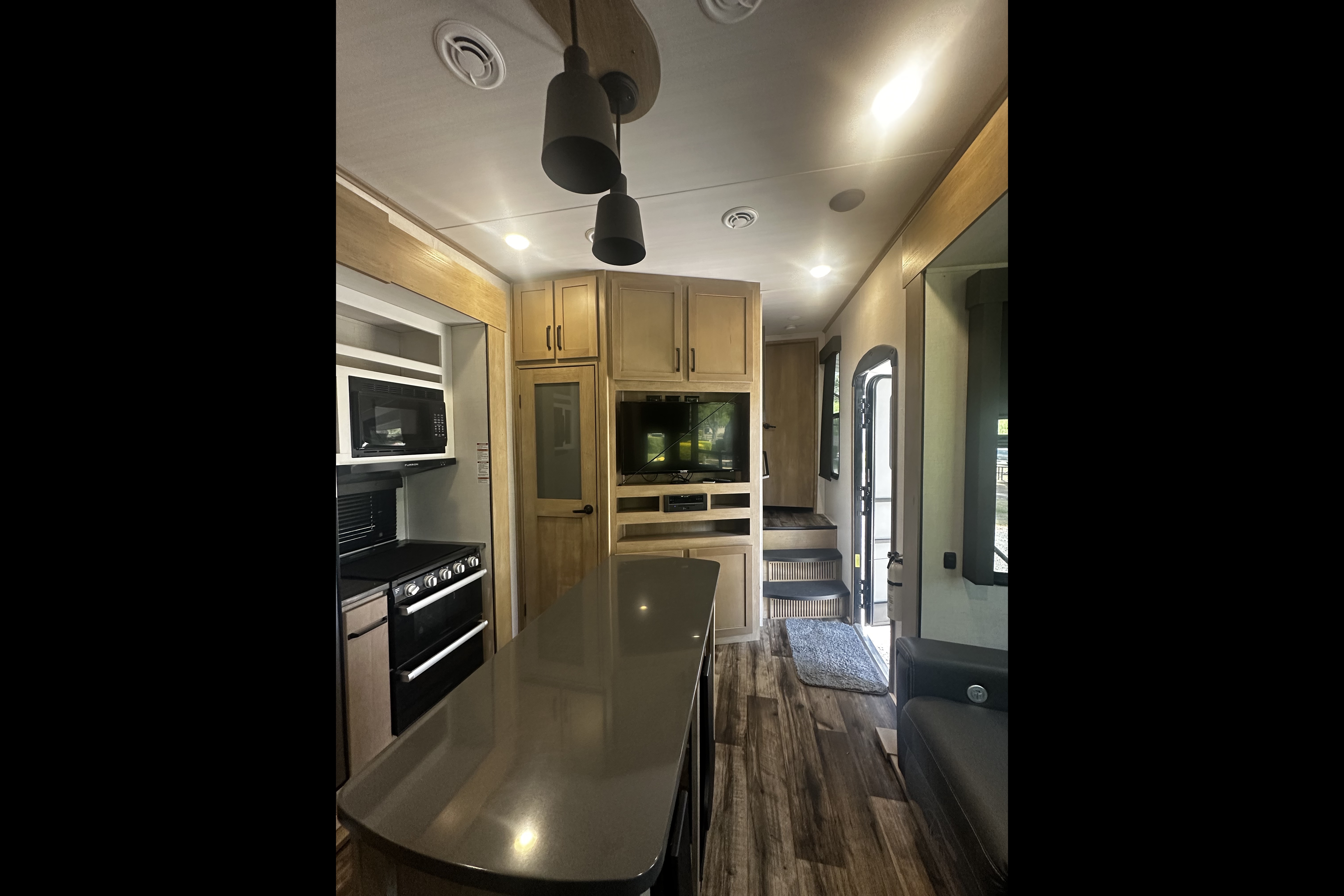 Liliana's Keystone Carbon Fifth Wheel