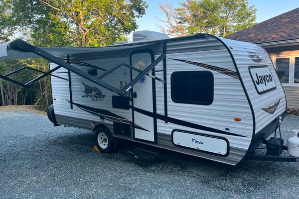 Clean, Family and Pet Friendly JayFlight SLX Travel Trailer