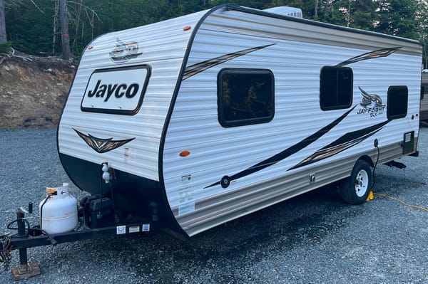 Clean, Family and Pet Friendly JayFlight SLX Travel Trailer