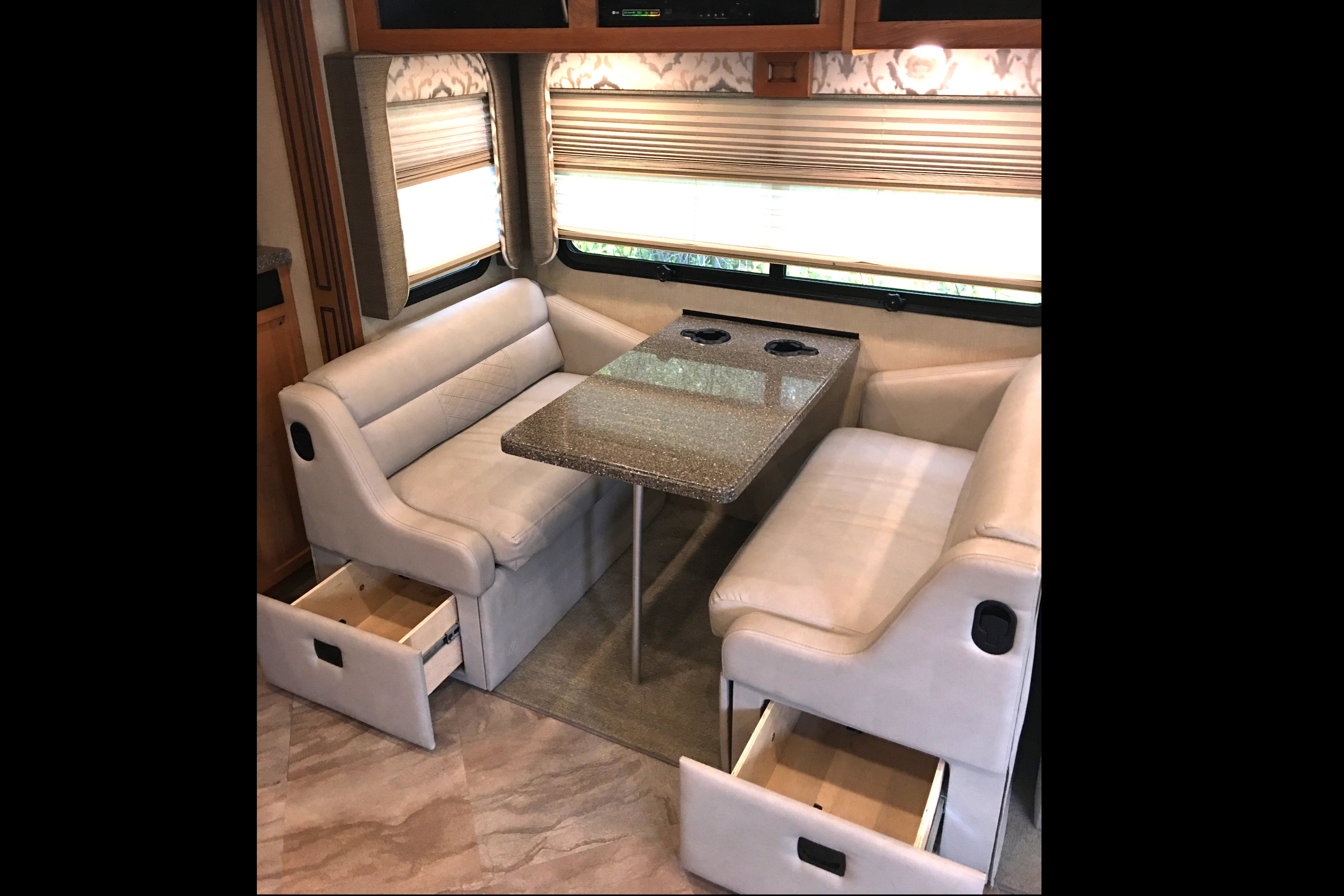 Goody's RV - Beautiful Fleetwood Bounder