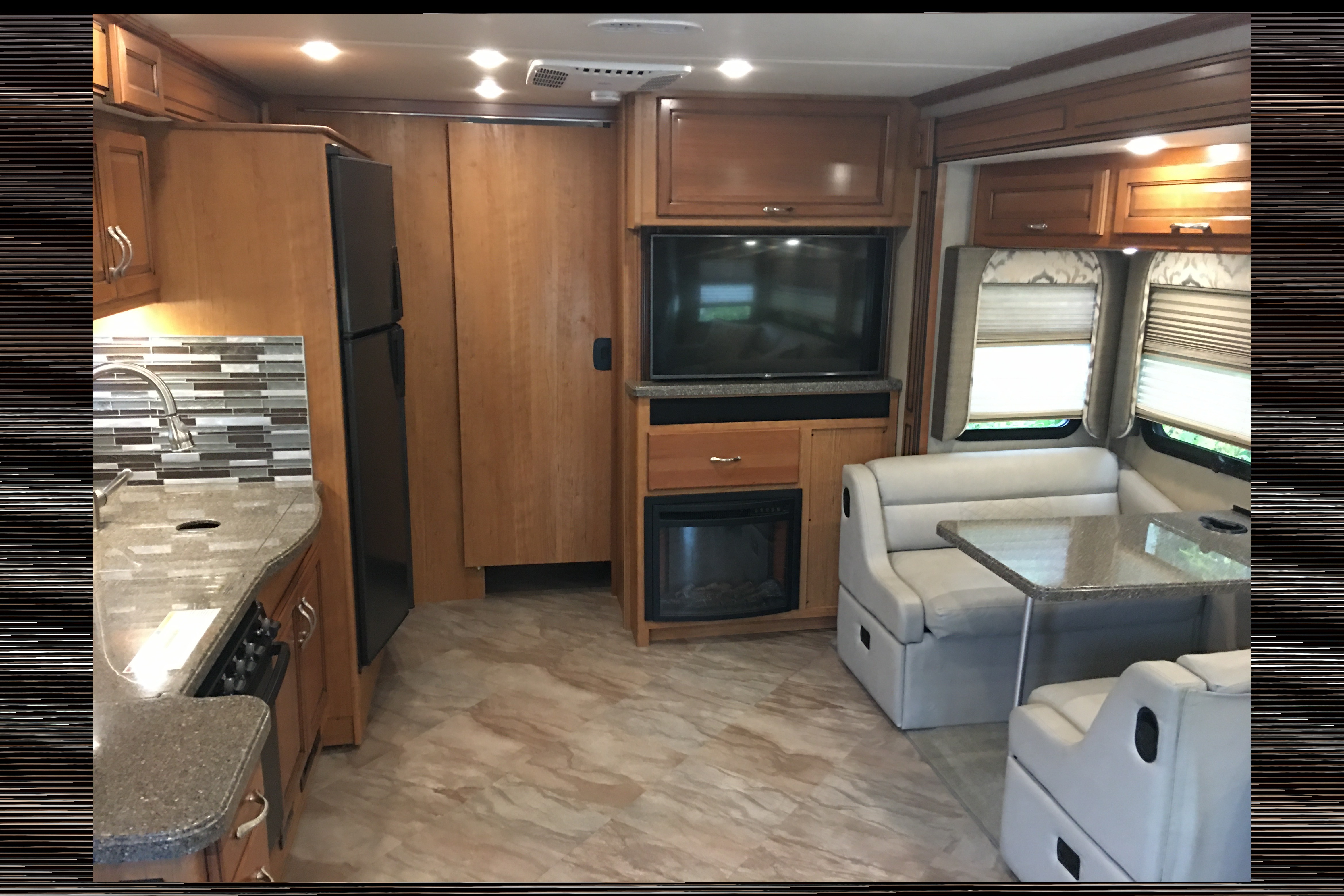 Goody's RV - Beautiful Fleetwood Bounder