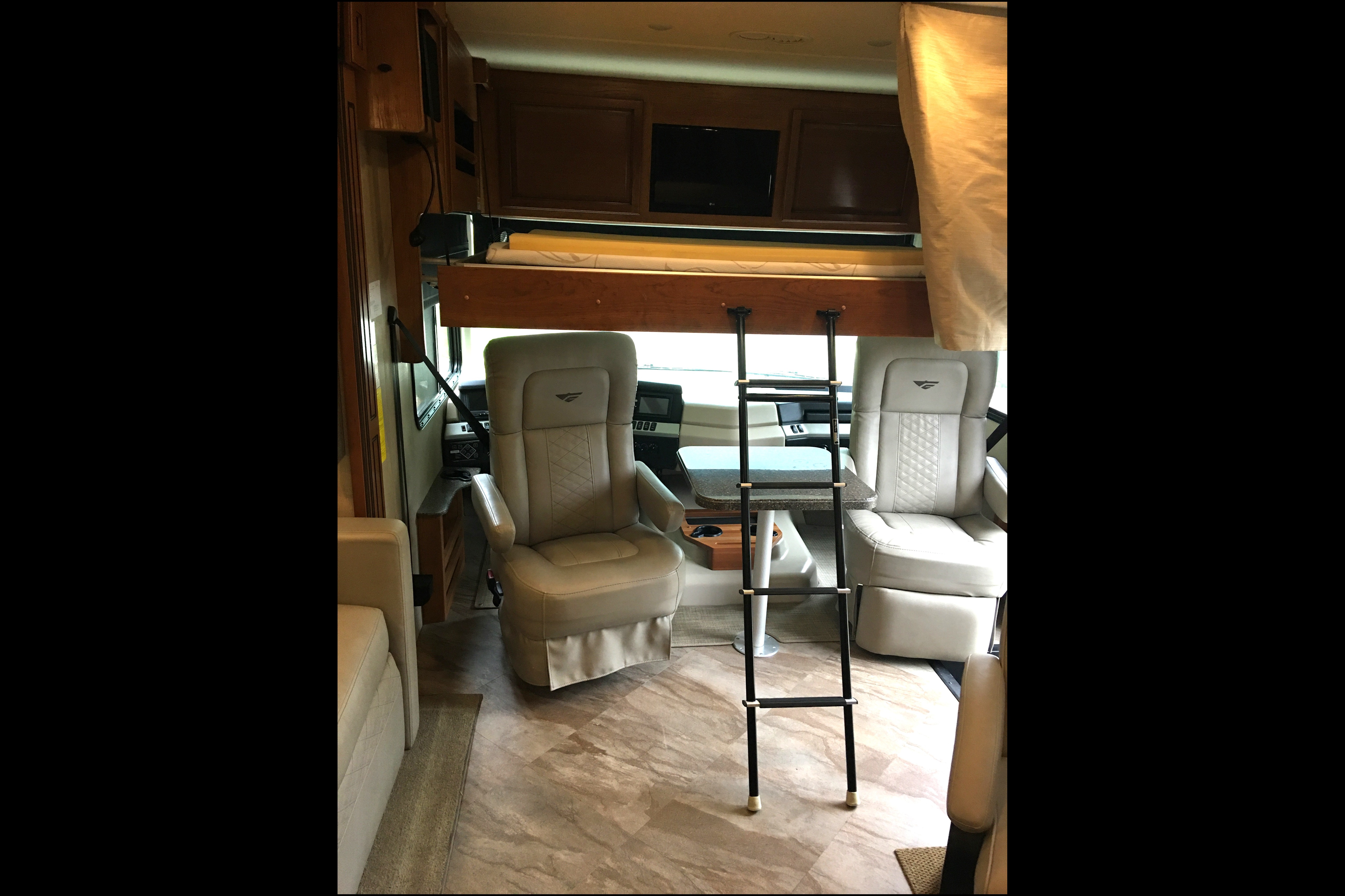 Goody's RV - Beautiful Fleetwood Bounder